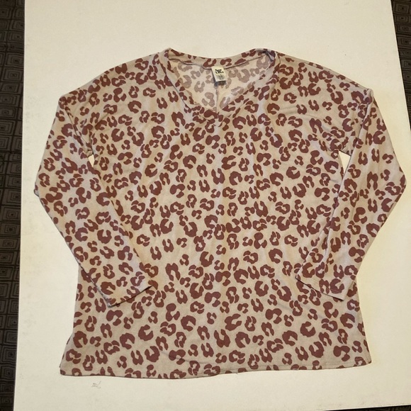 Long sleeve animal print v neck. - Picture 3 of 6